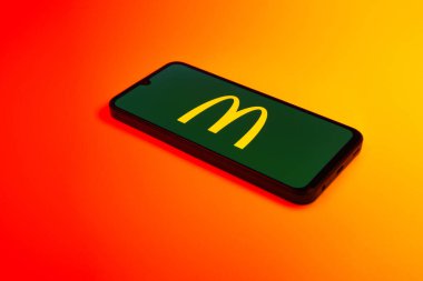 Prag, Çek Cumhuriyeti - 02 21 2025: McDonalds logosunu gösteren dizüstü bilgisayar.