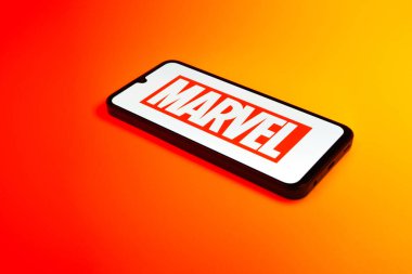 Prag, Çek Cumhuriyeti - 02 21 2025: Marvel logosunu gösteren dizüstü bilgisayar.