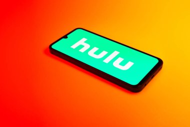 Prag, Çek Cumhuriyeti - 02 21 2025: Hulu logosunu gösteren dizüstü bilgisayar.