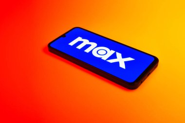 Prag, Çek Cumhuriyeti - 02-21-2025: Max logosunu gösteren dizüstü bilgisayar.