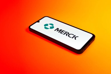 Prag, Çek Cumhuriyeti - 02 21 2025: Merck logosunu gösteren dizüstü bilgisayar.