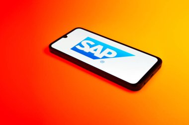 Prag, Çek Cumhuriyeti - 02 21 2025: SAP logosunu gösteren dizüstü bilgisayar.