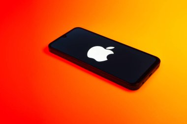 Prag, Çek Cumhuriyeti - 02 21 2025: Apple logosunu gösteren dizüstü bilgisayar.