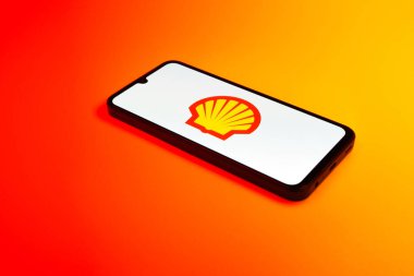 Prag, Çek Cumhuriyeti - 02 21 2025: Kabuk logosunu gösteren dizüstü bilgisayar.