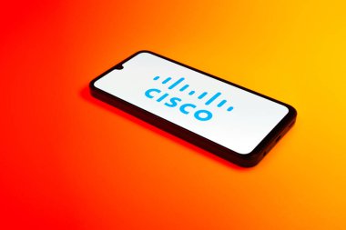 Prag, Çek Cumhuriyeti - 02 21 2025: Cisco logosunu gösteren dizüstü bilgisayar.