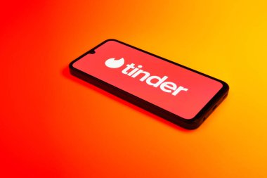 Prag, Çek Cumhuriyeti - 02 21 2025: Tinder logosunu gösteren dizüstü bilgisayar.