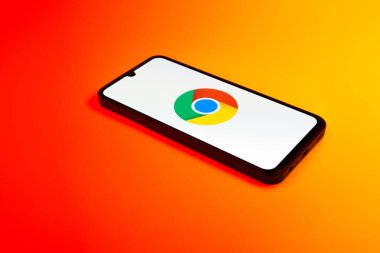 Prag, Çek Cumhuriyeti - 02 21 2025: Krom logosunu gösteren dizüstü bilgisayar.