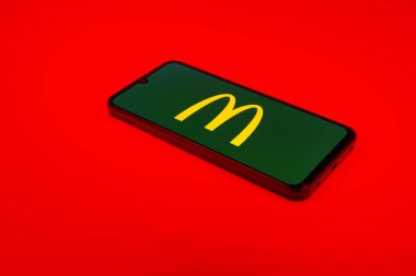 Prag, Çek Cumhuriyeti - 02 21 2025: McDonalds logosunu gösteren dizüstü bilgisayar.