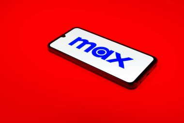 Prag, Çek Cumhuriyeti - 02-21-2025: Max logosunu gösteren dizüstü bilgisayar.