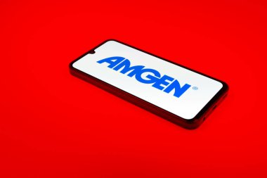 Prag, Çek Cumhuriyeti - 02 21 2025: Amgen logosunu gösteren dizüstü bilgisayar.