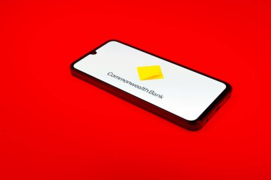 Prag, Çek Cumhuriyeti - 02 21 2025: Commonwealth Bank logosunu gösteren dizüstü bilgisayar.