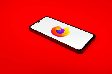 Prag, Çek Cumhuriyeti - 02 21 2025: Firefox logosunu gösteren dizüstü bilgisayar.