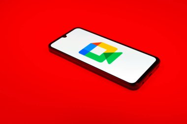 Prag, Çek Cumhuriyeti - 02 21 2025: Google Meet logosunu gösteren dizüstü bilgisayar.