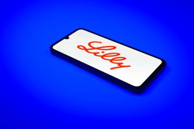 Prag, Çek Cumhuriyeti - 02 21 2025: Diz üstü bilgisayarda Eli Lilly logosu görünüyor.