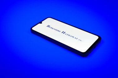 Prag, Çek Cumhuriyeti - 02 21 2025: Berkshire Hathaway logosunu gösteren dizüstü bilgisayar.