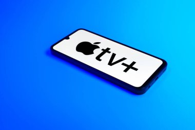 Prag, Çek Cumhuriyeti - 02 21 2025: Apple TV + logosunu gösteren dizüstü bilgisayar.