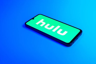Prag, Çek Cumhuriyeti - 02 21 2025: Hulu logosunu gösteren dizüstü bilgisayar.