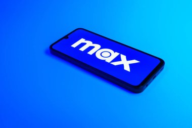 Prag, Çek Cumhuriyeti - 02-21-2025: Max logosunu gösteren dizüstü bilgisayar.