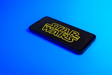 Prag, Çek Cumhuriyeti - 02 21 2025: Yıldız Savaşları logosunu gösteren dizüstü bilgisayar.