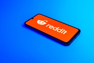 Prag, Çek Cumhuriyeti - 02 21 2025: Reddit logosunu gösteren dizüstü bilgisayar.