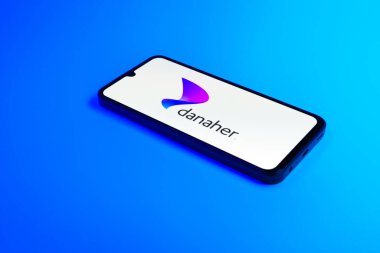 Prag, Çek Cumhuriyeti - 02 21 2025: Danaher logosunu gösteren dizüstü bilgisayar.