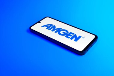 Prag, Çek Cumhuriyeti - 02 21 2025: Amgen logosunu gösteren dizüstü bilgisayar.