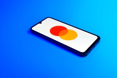 Prag, Çek Cumhuriyeti - 02 21 2025: Mastercard logosunu gösteren dizüstü bilgisayar.