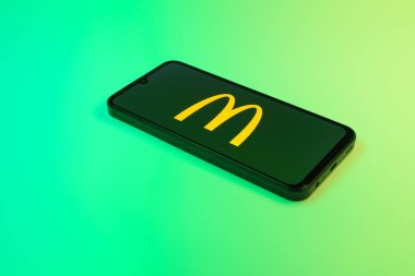 Prag, Çek Cumhuriyeti - 02 21 2025: McDonalds logosunu gösteren dizüstü bilgisayar.
