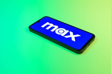 Prag, Çek Cumhuriyeti - 02-21-2025: Max logosunu gösteren dizüstü bilgisayar.