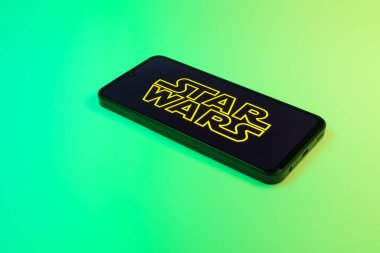 Prag, Çek Cumhuriyeti - 02 21 2025: Yıldız Savaşları logosunu gösteren dizüstü bilgisayar.