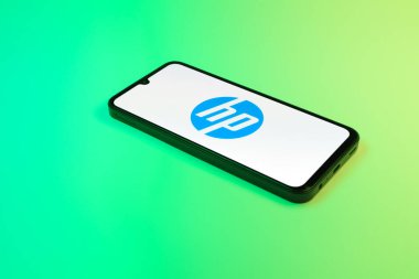 Prag, Çek Cumhuriyeti - 02-21-2025: Hewlett-Packard logosunu gösteren dizüstü bilgisayar.