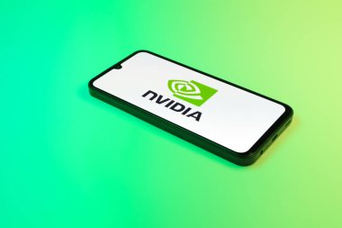 Prag, Çek Cumhuriyeti - 02 21 2025: NVIDIA logosunu gösteren dizüstü bilgisayar.