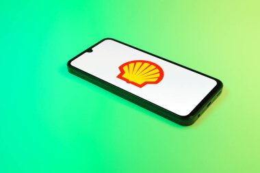 Prag, Çek Cumhuriyeti - 02 21 2025: Kabuk logosunu gösteren dizüstü bilgisayar.