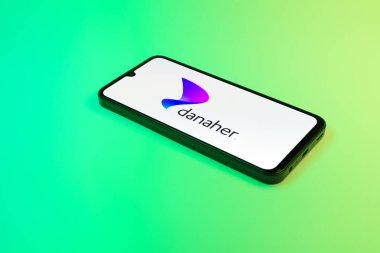 Prag, Çek Cumhuriyeti - 02 21 2025: Danaher logosunu gösteren dizüstü bilgisayar.