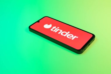 Prag, Çek Cumhuriyeti - 02 21 2025: Tinder logosunu gösteren dizüstü bilgisayar.