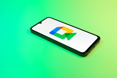 Prag, Çek Cumhuriyeti - 02 21 2025: Google Meet logosunu gösteren dizüstü bilgisayar.