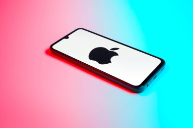 Prag, Çek Cumhuriyeti - 02 21 2025: Apple logosunu gösteren dizüstü bilgisayar.
