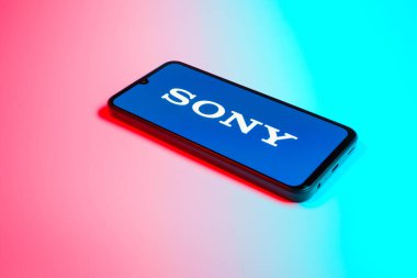 Prag, Çek Cumhuriyeti - 02 21 2025: Sony logosunu gösteren dizüstü bilgisayar.
