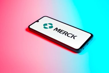 Prag, Çek Cumhuriyeti - 02 21 2025: Merck logosunu gösteren dizüstü bilgisayar.