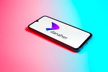 Prag, Çek Cumhuriyeti - 02 21 2025: Danaher logosunu gösteren dizüstü bilgisayar.