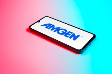 Prag, Çek Cumhuriyeti - 02 21 2025: Amgen logosunu gösteren dizüstü bilgisayar.