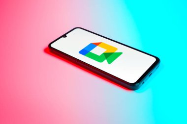 Prag, Çek Cumhuriyeti - 02 21 2025: Google Meet logosunu gösteren dizüstü bilgisayar.