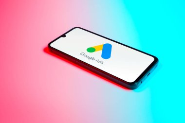 Prag, Çek Cumhuriyeti - 02 21 2025: Google Ads logosunu gösteren dizüstü bilgisayar.