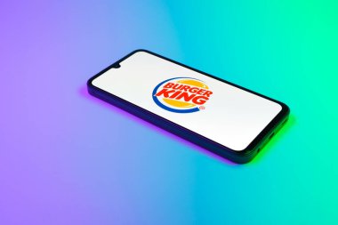 Prag, Çek Cumhuriyeti - 02 21 2025: Burger King logosunu gösteren dizüstü bilgisayar.