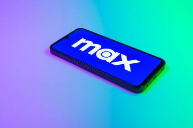 Prag, Çek Cumhuriyeti - 02-21-2025: Max logosunu gösteren dizüstü bilgisayar.