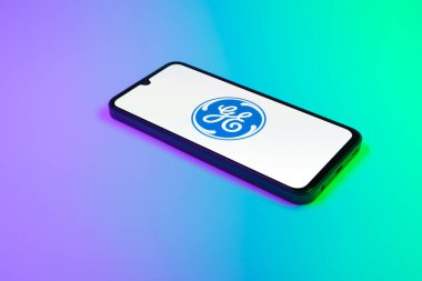 Prag, Çek Cumhuriyeti - 02 21 2025: Laptop yüzeyde Genel Elektrik logosunu gösteriyor.