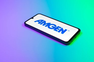 Prag, Çek Cumhuriyeti - 02 21 2025: Amgen logosunu gösteren dizüstü bilgisayar.