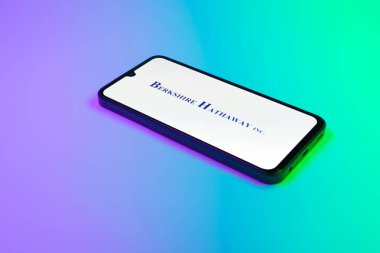 Prag, Çek Cumhuriyeti - 02 21 2025: Berkshire Hathaway logosunu gösteren dizüstü bilgisayar.