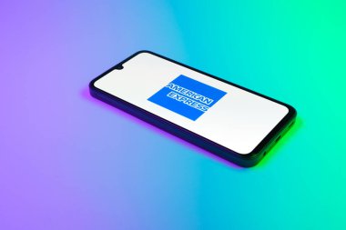 Prag, Çek Cumhuriyeti - 02-21-2025: Amerikan Ekspres logosunu gösteren dizüstü bilgisayar.