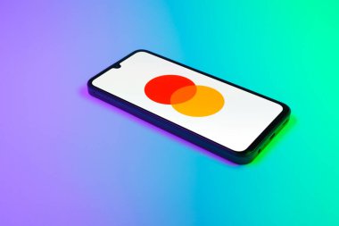 Prag, Çek Cumhuriyeti - 02 21 2025: Mastercard logosunu gösteren dizüstü bilgisayar.
